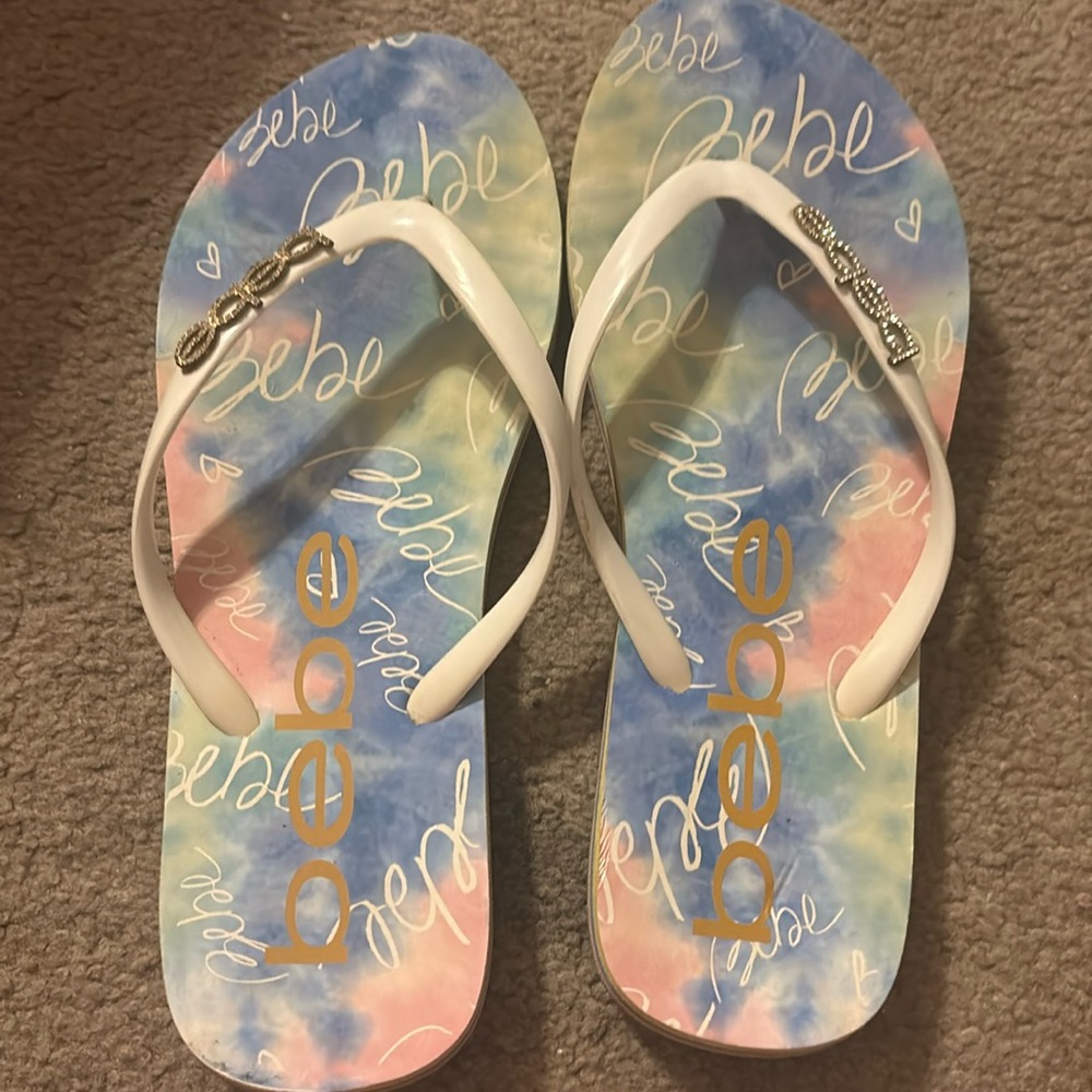 NWOT Tye-dye Bebe flip flops. Size (7/8)